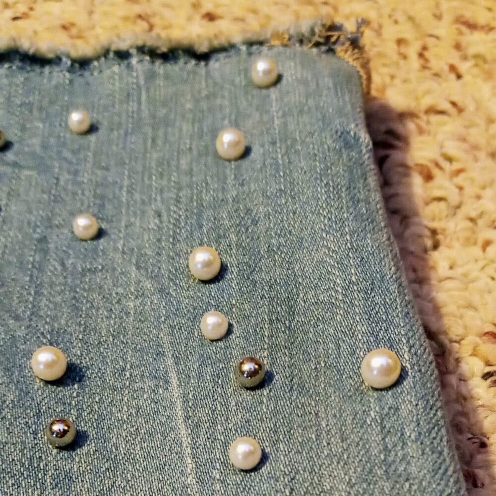 SOLD!!! - Maurices Blue Denim Capris w/Pearl & Silver Accents Women's Frayed Hem - Picture 15 of 16